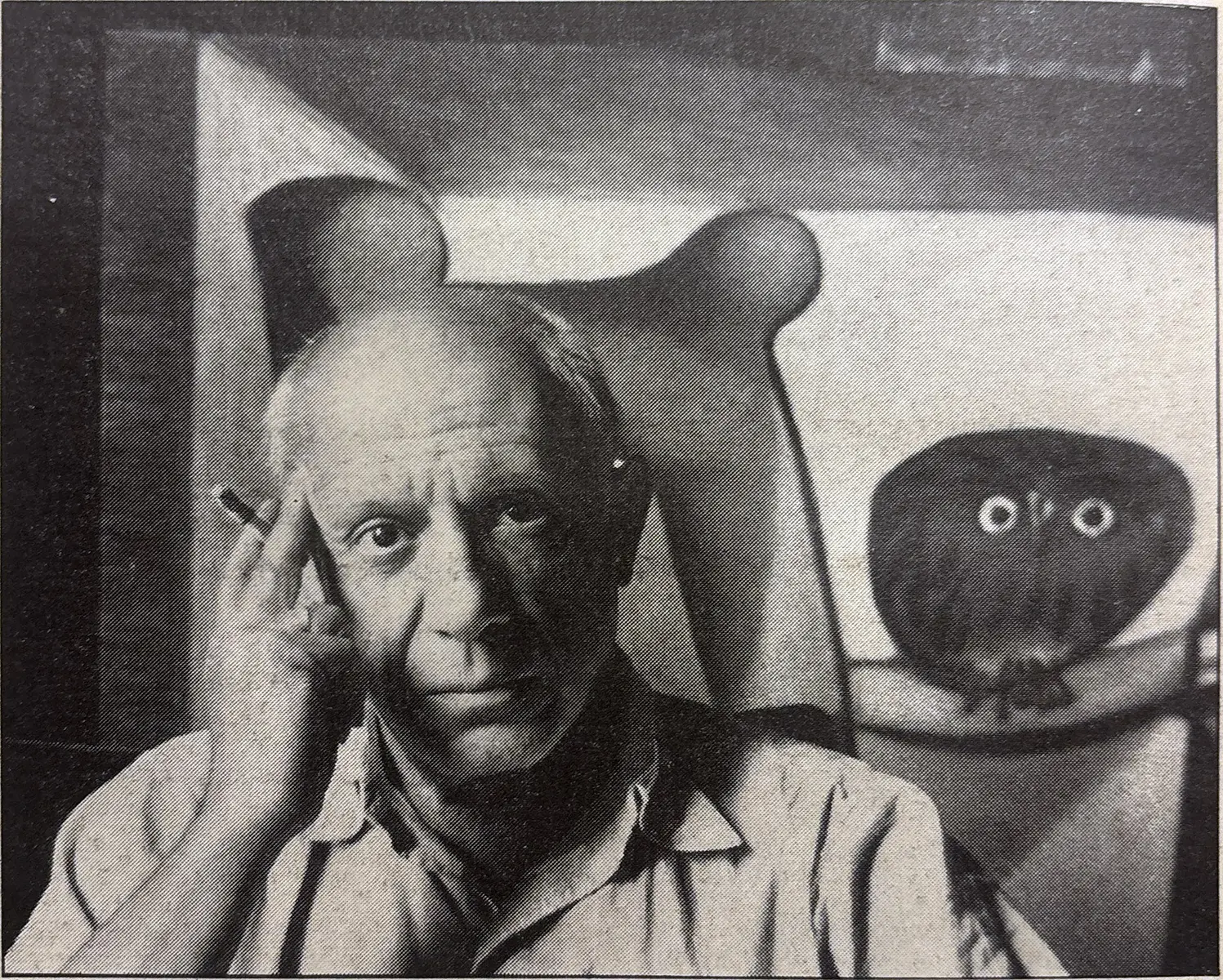 Pablo Picasso 1956 – zeitgenössische Aufnahme mit Skulptur