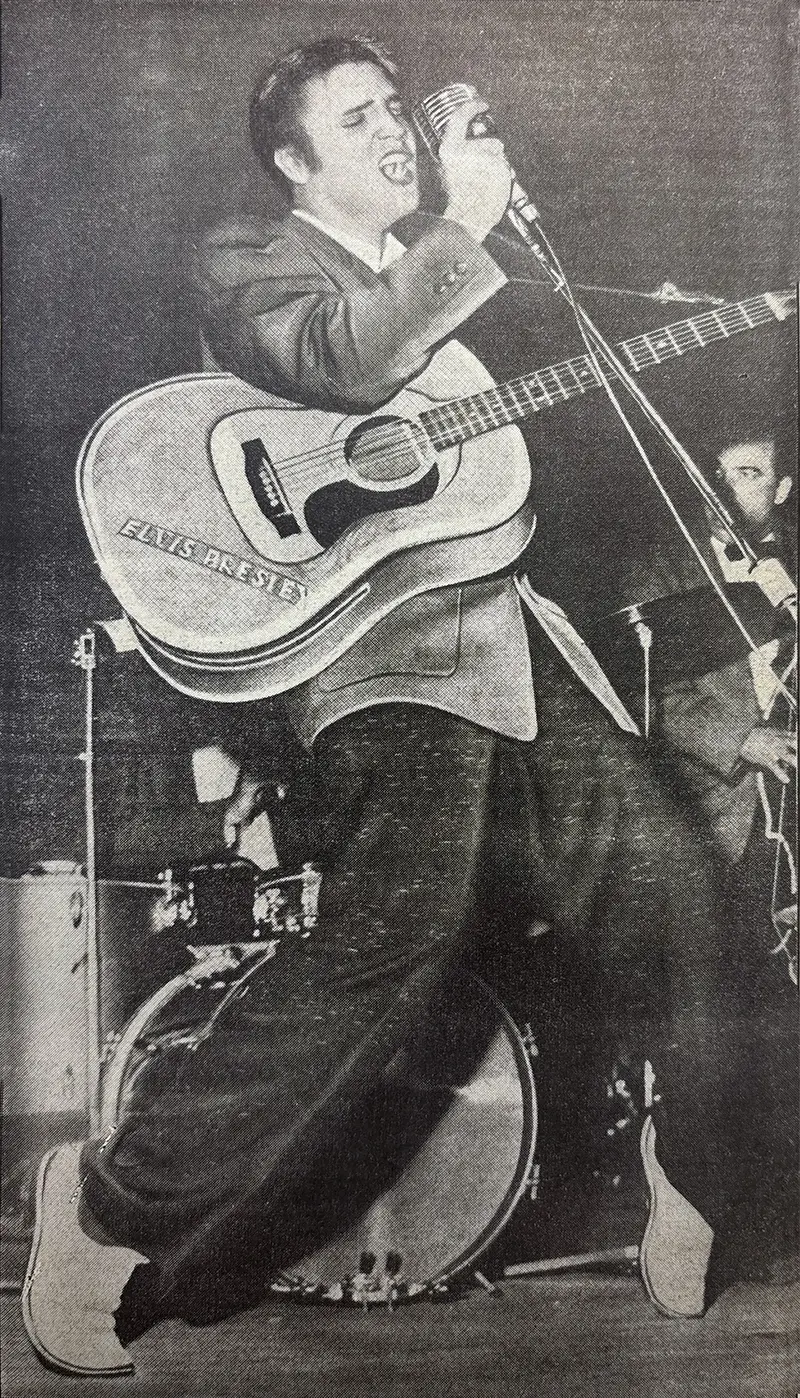 Elvis Presley auf der Bühne – Aufnahme aus DER SPIEGEL 50/1956
